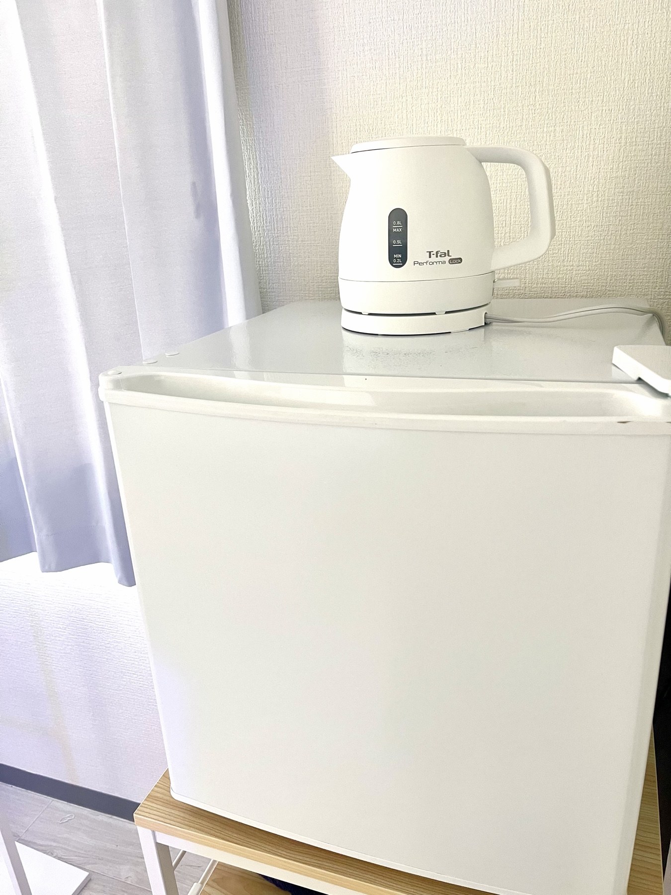 設備と居心地。棚の上に置かれた電気ケトルと電源コード