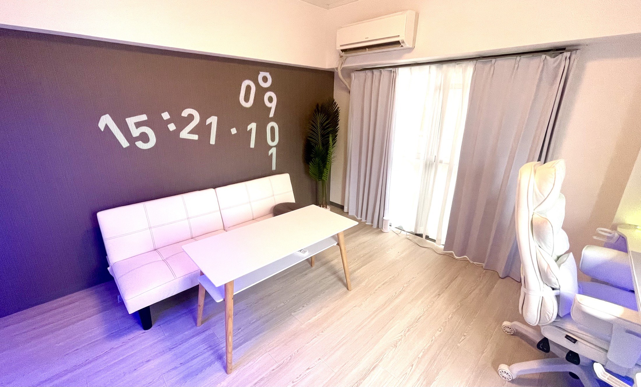 拠点全体。ソファとテーブルのある室内